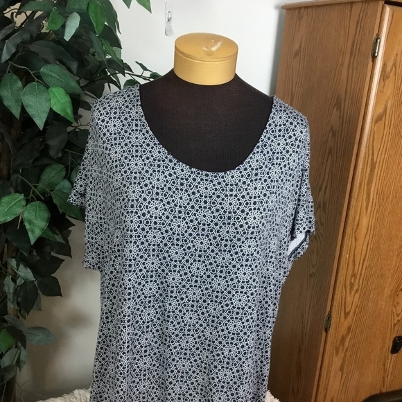 Lane Bryant 14/16  blue  and white geometric patterned short sleeve blou… - Picture 4 of 16